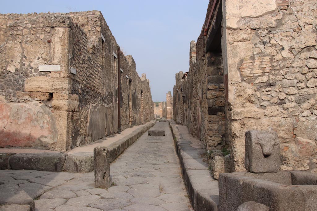 Vicolo di Tesmo between IX.2 and IX.7. October 2023.
Looking north from junction with Vicolo di Balbo, on left, and fountain near IX.7.17, on right. Photo courtesy of Klaus Heese.