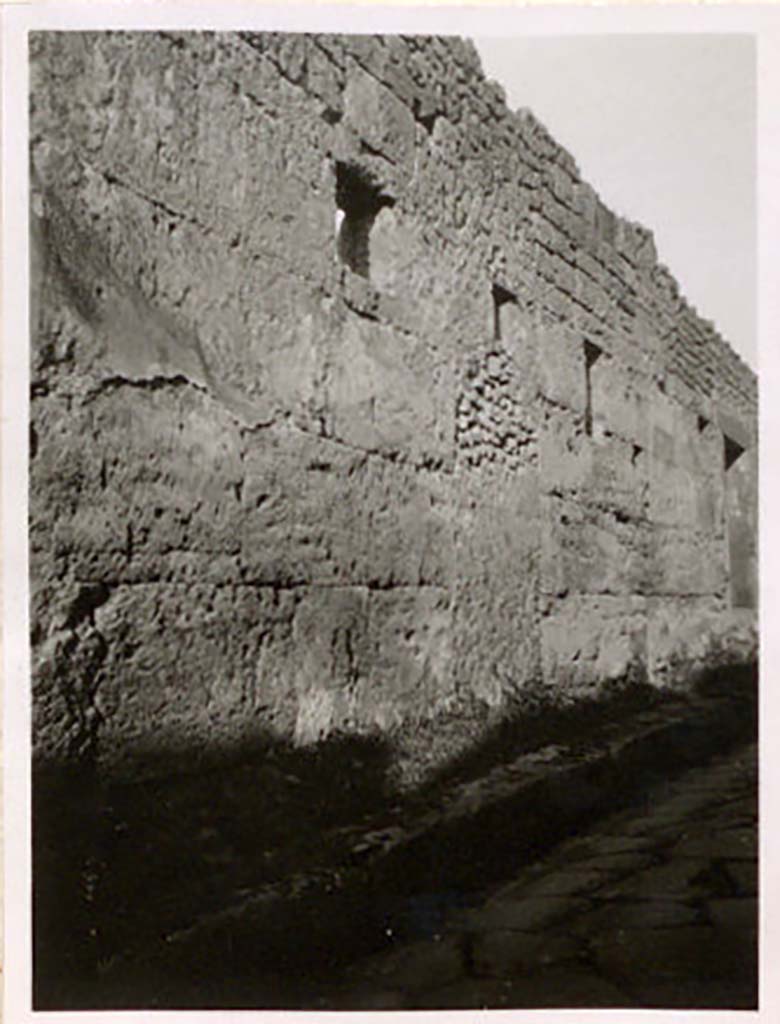 Vicolo di Tesmo, Pompeii. Pre-1943. 
Looking north along exterior façade of IX.1.29. Photo by Tatiana Warscher.
See Warscher, T. Codex Topographicus Pompeianus, IX.1. (1943), Swedish Institute, Rome. (no.146).
