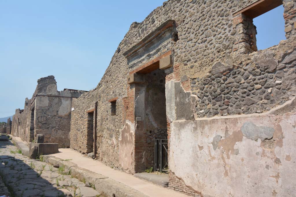 Vicolo di Tesmo, east side, Pompeii. July 2017. Looking north from entrance to IX.7.16, in centre.
Foto Annette Haug, ERC Grant 681269 DÉCOR.