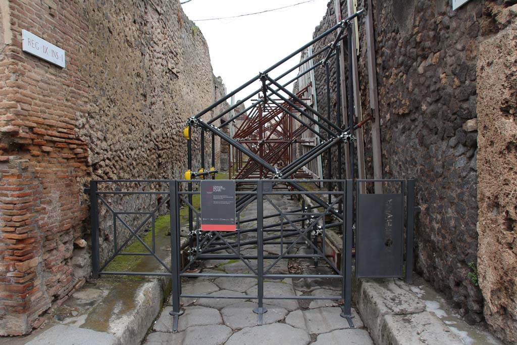 Vicolo di Tesmo between IX.1 and IX.7. April 2014. Looking north from junction with Via dell’Abbondanza.
Photo courtesy of Klaus Heese.
0578 Pompeji Vicolo del Tesmo - Bli Ri Norden. April 2014.