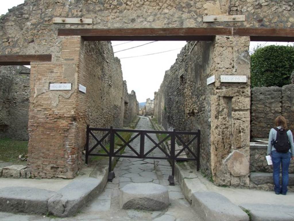 Vicolo di Tesmo between IX.1 and IX.7. March 2009. Looking north from Via dell’Abbondanza. 
According to BdI – “where the vicolo meets with the “Strada della casina dell’aquila” (Via dell’Abbondanza now),
it was surmounted by a wall that connects the two houses that makes a corner, so you enter the vicolo almost by a door: a unique case in Pompeii (at that time, 1867), which I could not explain other than assuming some communication of the upper floors of those houses; but no trace of it was given to me.”
See BdI, 1867, (p.162-163).