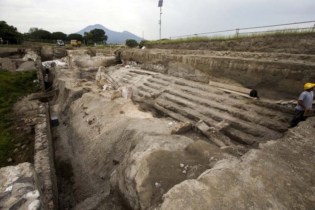 Vicolo dei Balconi, under excavation June 2018. 
This previously unnamed vicolo became known as Vicolo dei Balconi because, during the excavations, a number of houses with intact balconies were found at the north end on the east side of the vicolo, in V.3.
Vicolo dei Balconi, in fase di scavo giugno 2018.
Questo vicolo precedentemente senza nome divenne noto come Vicolo dei Balconi perché, durante gli scavi, un certo numero di case con balconi intatti sono stati trovati all'estremità nord sul lato est del vicolo, in V.3.
Photograph © Parco Archeologico di Pompei.