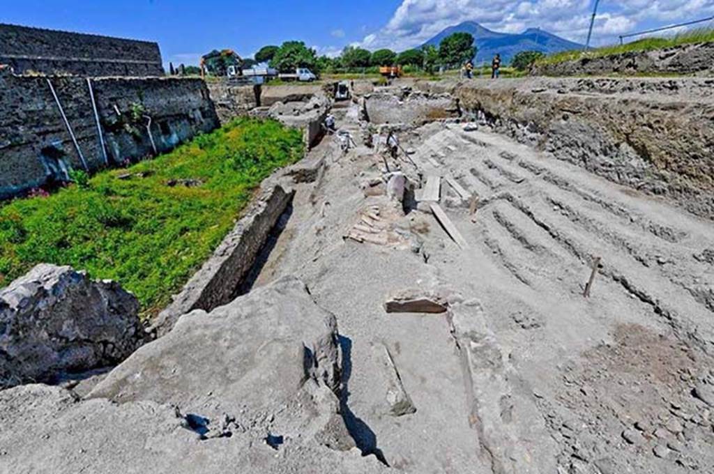 Vicolo dei Balconi, under excavation, June 2018. 
On the left is the garden of V.2.i, on the right is V.3. The vicolo is in the centre with the balcony houses at the far end. 
Vicolo dei Balconi, in fase di scavo, giugno 2018.
Sulla sinistra è il giardino di V.2.i, a destra è V.3. Il vicolo è al centro con le case sul balcone all'estremità.
Photograph © Parco Archeologico di Pompei.