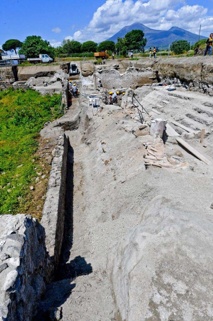 Vicolo dei Balconi, under excavation, June 2018. 
On the right is V.3 where an intact collapsed roof can be seen.
Vicolo dei Balconi, in fase di scavo, giugno 2018.
Sulla destra si trova V.3 dove si può vedere un tetto crollato intatto.
Photograph © Parco Archeologico di Pompei.