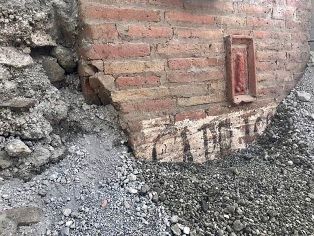 Vicolo dei Balconi, under excavation, June 2018. Wall with terracotta phallus plaque. 
Vicolo dei Balconi, in fase di scavo, giugno 2018. Parete con placca fallo di terracotta.
Photograph © Parco Archeologico di Pompei.
