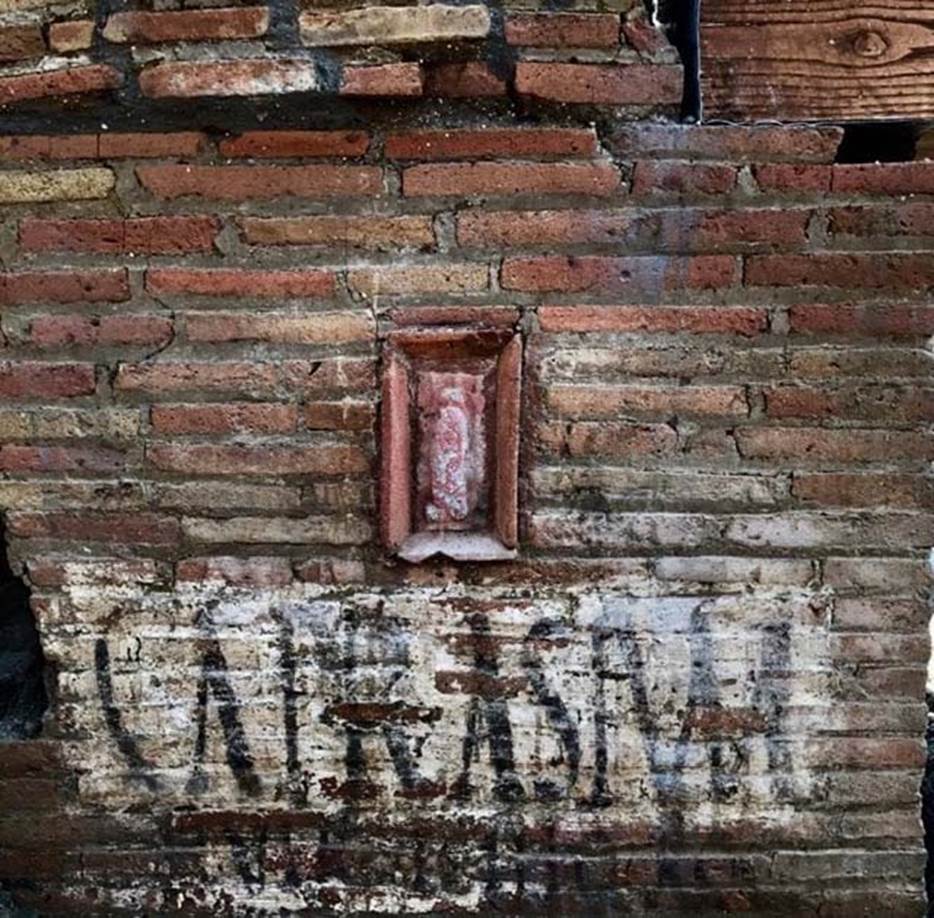 Vicolo dei Balconi, under excavation, June 2018. Wall with terracotta phallus plaque and electoral inscription to Caprasium. 
Vicolo dei Balconi, in fase di scavo, giugno 2018. Muro con targa fallo di terracotta e iscrizione elettorale a Caprasium.
Photograph © of Parco Archeologico di Pompei.