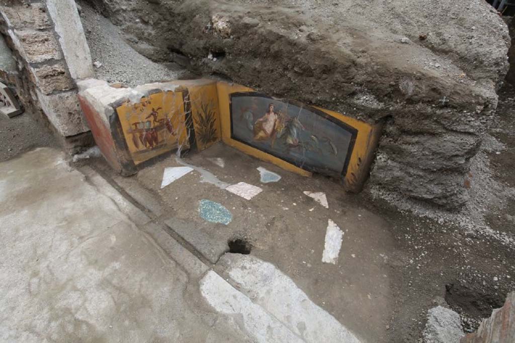 V.3 Pompeii. March 2019. The richly decorated Thermopolium in the open space which acts as a crossroads between Vicolo delle Nozze d’Argento and Vicolo dei Balconi. 
On one side, the decorations on the counter depict the beautiful figure of a Nereid on horseback in a marine environment.
On the other is most probably the illustration of the business conducted in the shop, almost as if it were a shop sign. 
V.3 Pompei. Marzo 2019. Termopolio all'incrocio tra il Vicolo delle Nozze d'Argento e il Vicolo dei Balconi.
Le decorazioni del bancone raffigurano su un lato, una bella figura di Nereide su cavallo in ambiente marina e dall'altro l'illustrazione, molto probabilmente, dell'attività stessa che si svolgeva nella bottega, quasi come un'insegna commerciale. 
Photograph © of Parco Archeologico di Pompei.