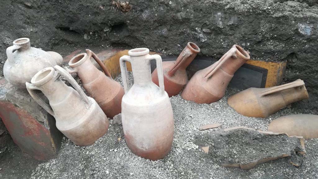 V.3 Pompeii. March 2019. Thermopolium at the crossroads between Vicolo delle Nozze d’Argento and Vicolo dei Balconi. 
The discovery of amphorae located in front of the counter at the moment of excavation reflected the painted image on the counter exactly.
V.3 Pompei. Marzo 2019. Thermopolium all'incrocio tra Vicolo delle Nozze d'Argento e Vicolo dei Balconi.
La scoperta di anfore situate di fronte al bancone al momento dello scavo rifletteva esattamente l'immagine dipinta sul bancone.  
Photograph © of Parco Archeologico di Pompei.