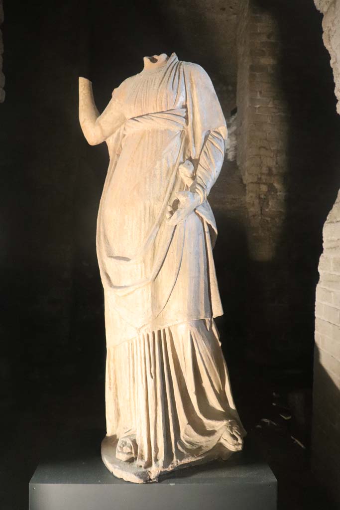 VIII.1.4 Pompeii Antiquarium. February 2021. 
Statue of Demeter/Ceres, from the Santuario extraurbano del Fondo Iozzino. 
Photo courtesy of Fabien Bièvre-Perrin (CC BY-NC-SA).