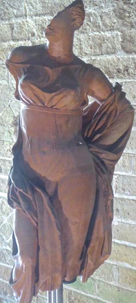 Santuario extraurbano del Fondo Iozzino. June 2017. Statue of Artemis-Hecate or Aphrodite, dating to the mid to late 2nd century BC. 
Photo courtesy of Michael Binns.
Now in SAP deposits, inventory number 13152.