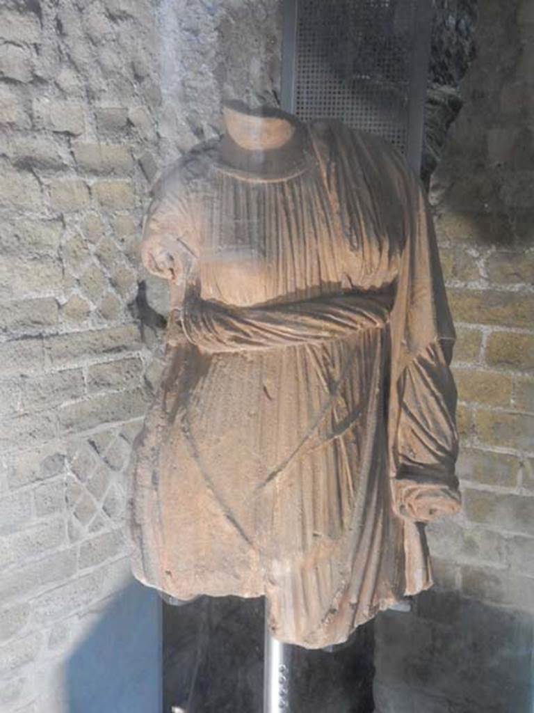 Santuario extraurbano del Fondo Iozzino. May 2018. Third statue found, possibly of Ceres/Demeter. 
Photo courtesy of Buzz Ferebee.