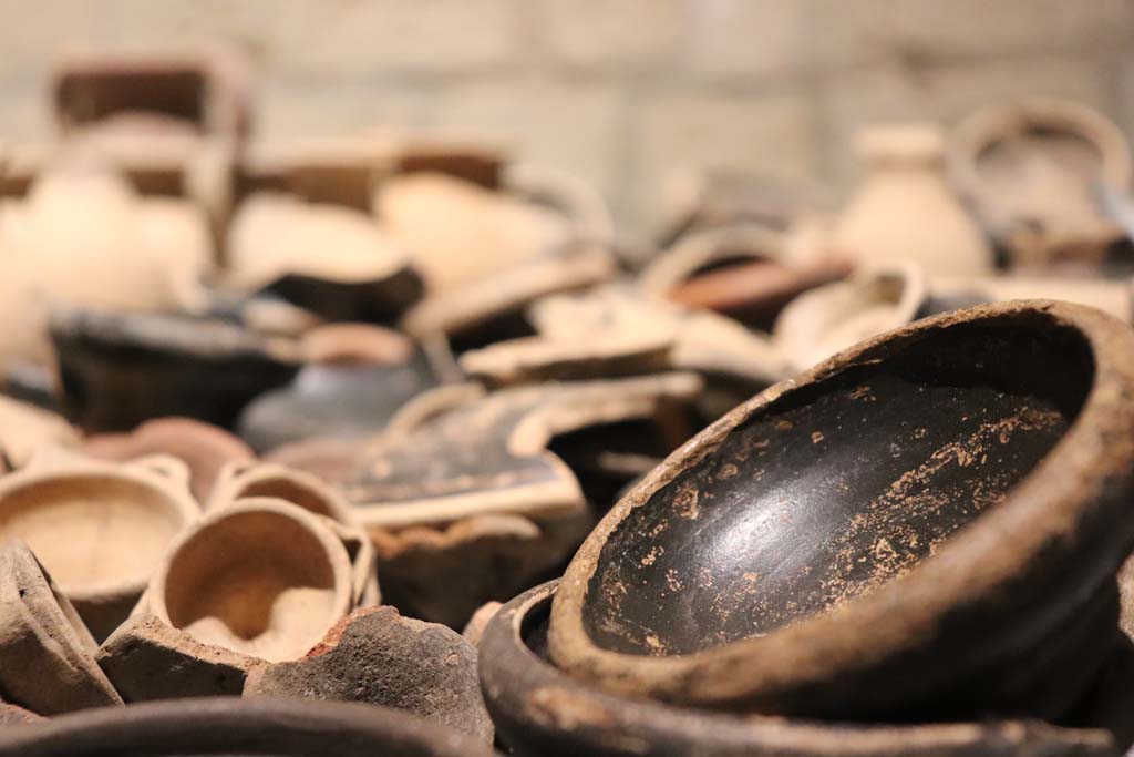Santuario extraurbano del Fondo Iozzino. February 2021. 
Details of terracotta votive offerings: miniature chalices and small cups, small jugs and statuettes. 
Photo courtesy of Fabien Bièvre-Perrin (CC BY-NC-SA).