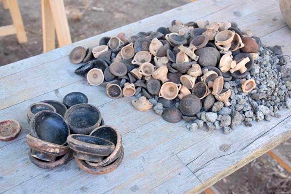 Santuario extraurbano del Fondo Iozzino. 2014 excavations. Votive pottery offerings and black finish bowls.
A large amount of pottery hailing from all over the Ancient Mediterranean has been found: 
black varnished ceramic from Attica, perfume vases from Corinth, legged containers from the Ionian world used for ointment and Etrusco-Corinthian cups.
Offerte votive in ceramica e ciotole con finitura nera.
È stata trovata una grande quantità di ceramica proveniente da tutto il Mediterraneo antico: 
ceramica verniciata nera dell'Attica, vasi per profumi di Corinto, contenitori a gambe dal mondo ionico utilizzati per l'unguento e coppe etrusco-corinzie.
Photograph © Parco Archeologico di Pompei.