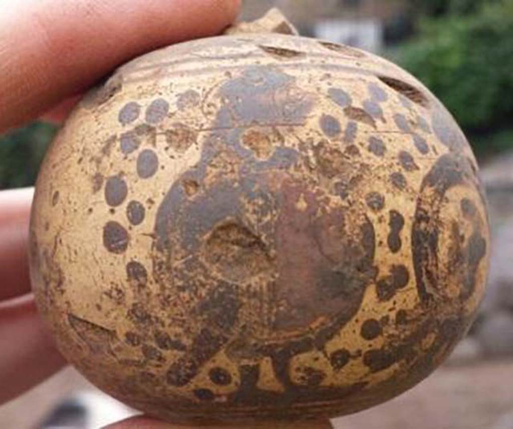 Santuario extraurbano del Fondo Iozzino. 2014. Perfume pot imported from Greece. A Corinthian produced aryballos.
Vaso di profumo importati dalla Grecia. Un aryballos di produzione corinzia.
Photograph © Parco Archeologico di Pompei.