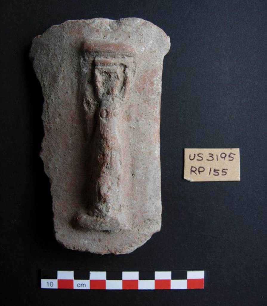 Pompei. Santuario adiacente al muro ovest di Pompei dedicato a una divinità femminile (Minerva Italica). 
Fig. 34. Bruciaprofumi cilindrico.
