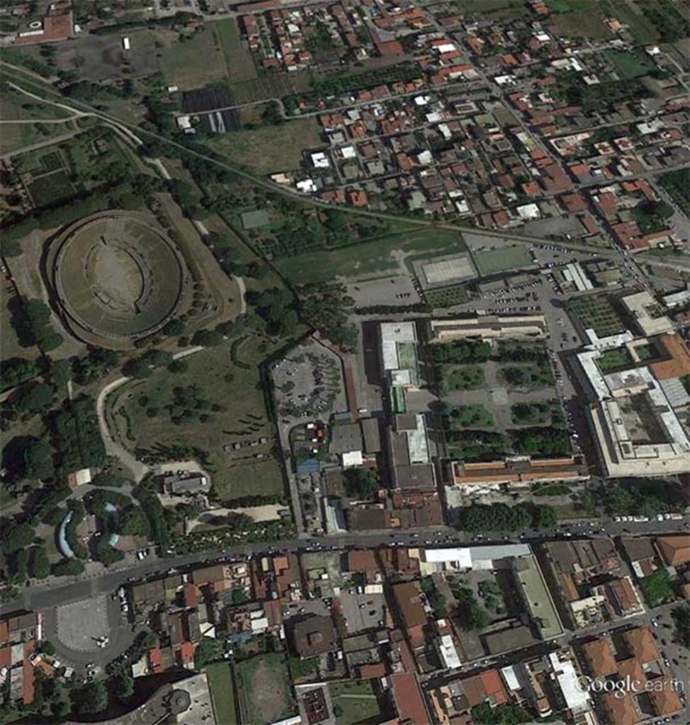 Pompeii, Tombe del Fondo Prelatura. 2012 photo © courtesy of Google Earth.
In 1952 five tombs were discovered during the construction of buildings for the Prelatura di Pompei. This showed that tomb monuments continued to front the road from Porta Nocera, through Fondo Pacifico to Fondo Prelatura.
See Stefani G., 1998. Pompei oltre la vita: Nuove testimonianze dalle necropoli, p. 92.