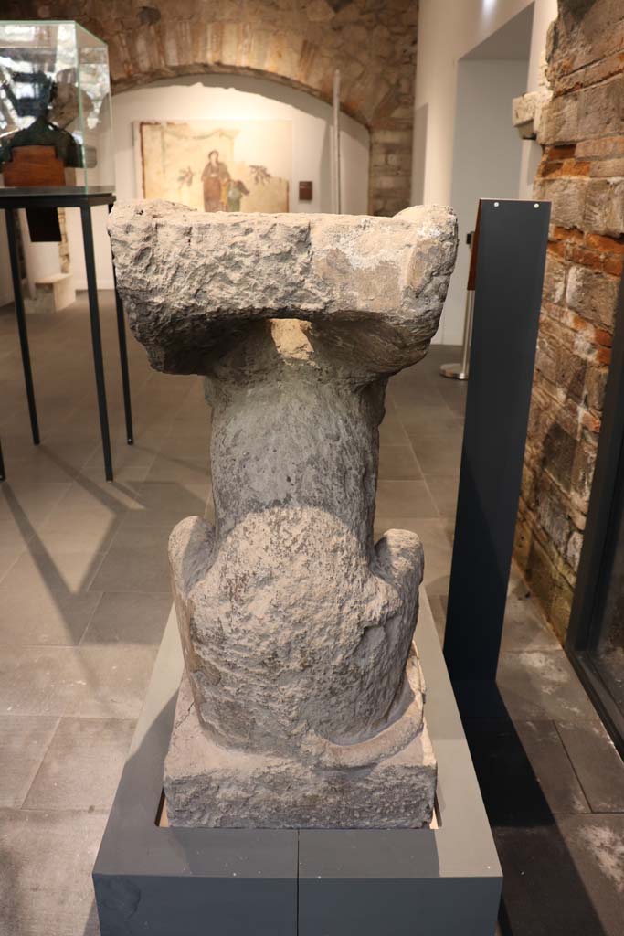From Farm of Fondo Prisco, Boscoreale. February 2021. 
Rear of Tufa Sphynx-shaped tombstone re-used as a kerbstone, on display in Pompeii Antiquarium.
Photo courtesy of Fabien Bièvre-Perrin (CC BY-NC-SA).