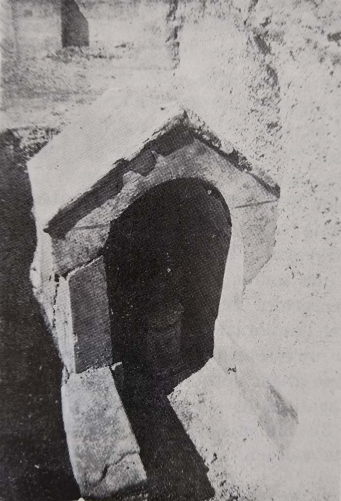 Tomba in località Cimitero di Pompei. La tomba all'atto del rinvenimento. 
The tomb at the time of the discovery.
Vedi/See De Caro, S., Notizie di vecchi scavi. Una tomba antica nel cimitero di Pompei, in Pompeii Herculaneum Stabiae, 1983, p. 42, fig. 2.
