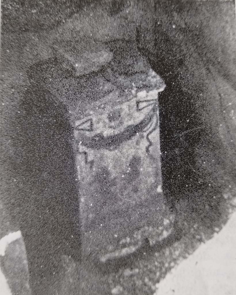 Tomba in località Cimitero di Pompei. L'altare funeraria. The funeral altar.
Vedi/See De Caro, S., Notizie di vecchi scavi. Una tomba antica nel cimitero di Pompei, in Pompeii Herculaneum Stabiae, 1983, p. 47, fig. 6.