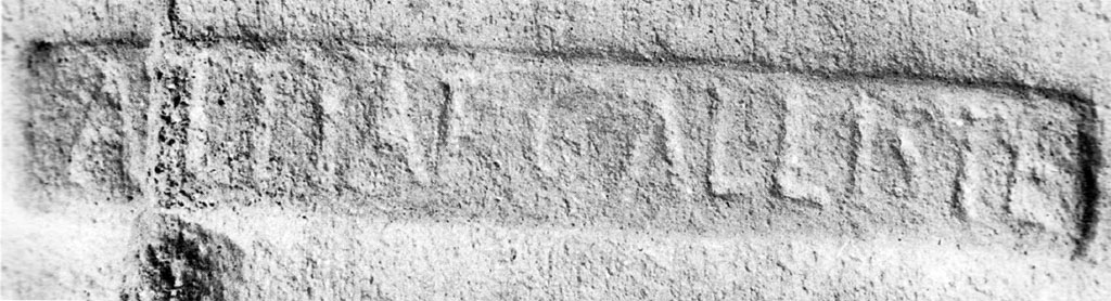 Fig. 22 Pompei. Via Nolana, località Cimitero. Bollo di tegola con le lettere ATTIAE CALLISTE.
Tile stamp with the letters ATTIAE CALLISTE.
See Varone, A., 1987. Comune di Pompei. Via Nolana, area a nord del Cimitero, in Rivista di Studi Pompeiani I, 1987, p. 161, fig. 22.