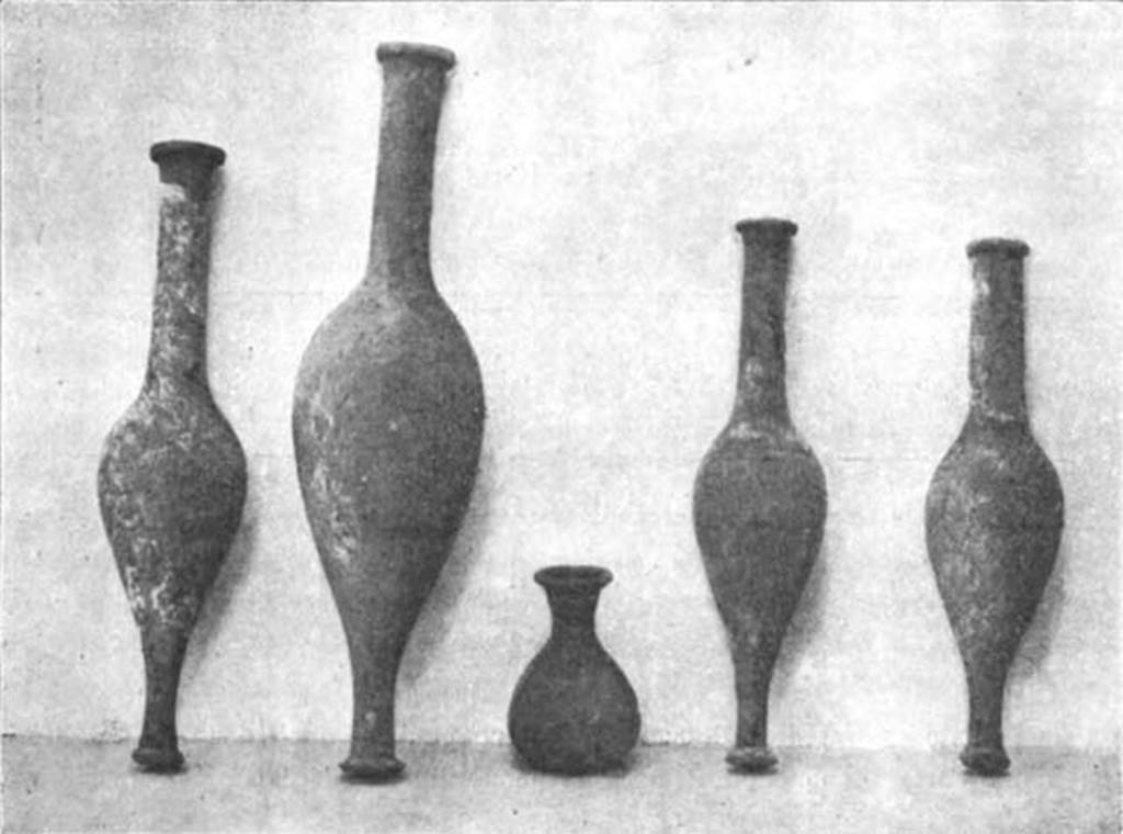 Pompeii Fondo Azzolini. Samnite Tomb I. Four rustic terracotta unguentaria and red clay vial.
See Notizie degli Scavi di Antichità, 1911, p. 108, fig. 3.