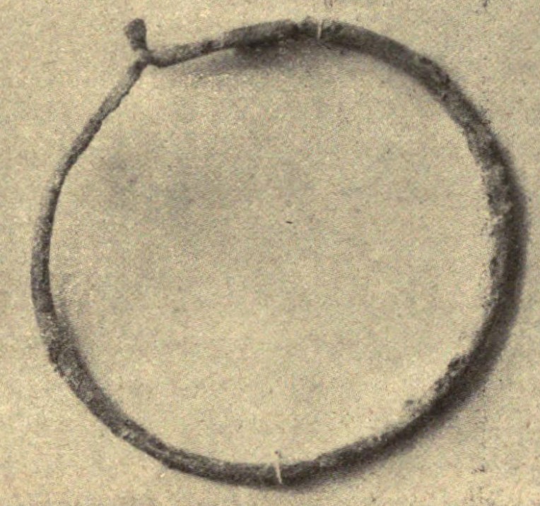 Pompeii Fondo Azzolini. Samnite Tomb X, room A.
Fragments of two iron strigils or a bronze bracelet.
See Notizie degli Scavi di Antichità, 1916, p. 291, fig. 2 (b).