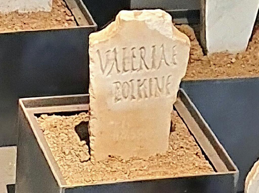 Pompeii Fondo Azzolini. Roman Tomb 49: Valeriae Pothine.
On display in exhibition “L’altra Pompei, vite comuni all’ombra del Vesuvio”.
Photo courtesy of Giuseppe Ciaramella.
Single burial. Burial of a freeborn person.
Columella with inscription.
VALERIAE
POTHINE
Valeriae
Pothine
See Notizie degli Scavi di Antichità, 1916, 303, t42.