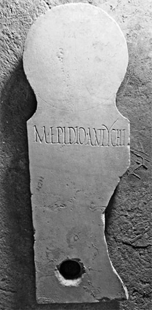 Pompeii Fondo Azzolini. Tomb 104a: M. Epidius Antychus.
Columella with inscription
M EPIDIO ANTYCHI
M(arco) Epidio Antychi
In NdS this is referred to as M. Epidio Antycho
See Notizie degli Scavi di Antichità, 1916, 301ff, t104a.
Photo © Umberto Soldovieri.