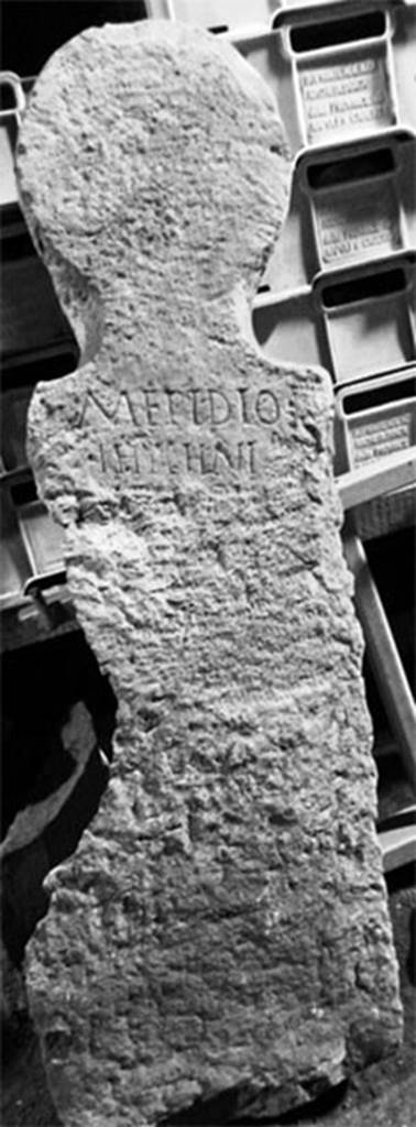 Pompeii Fondo Azzolini. Tomb 106: Marco Epidio Thychni.
Columella with inscription
M EPIDIO
THYCHNI
M(arco) Epidio
Thychni
See Notizie degli Scavi di Antichità, 1916, 303, t106.
Photo © Umberto Soldovieri.