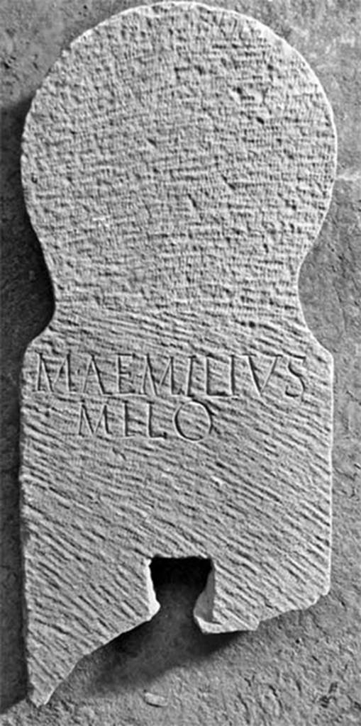 Pompeii Fondo Azzolini. Tomb 107: Marcus Aemilius Milo.
Columella with inscription
M AEMILIVS
MILO
M(arcus) Aemilius
milo
In NdS this is shown as M AEMILIO MILO.
See Notizie degli Scavi di Antichità, 1916, 303, t107.
Photo © Umberto Soldovieri.