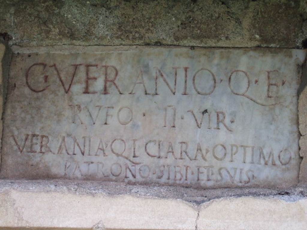 FPNF Pompeii. December 2005. Marble plaque on south side, it reads –
C . VERANIO Q. F.
RVFO  II VIR
VERANIA Q. L. CLARA OPTIMO
PATRONO SIBI ET SVIS
According to D’Ambrosio and De Caro, this expands to
C(aio) Veranio, Q(uinti) f(ilio),
Rufo II vir(o)
Verania Q(uinti) l(iberta), Clara optimo
patrono, sibi et suis
See D’Ambrosio A. and De Caro S., 1988. Römische Gräberstraßen. München: C.H.Beck. p. 209.