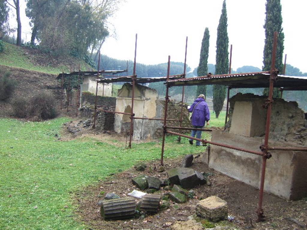 FPNA, FPNC, FPND, FPNE, FPNF Pompeii. December 2005. Looking north-west along south side of tombs on north side at Fondo Pacifico. FPNG on right.
