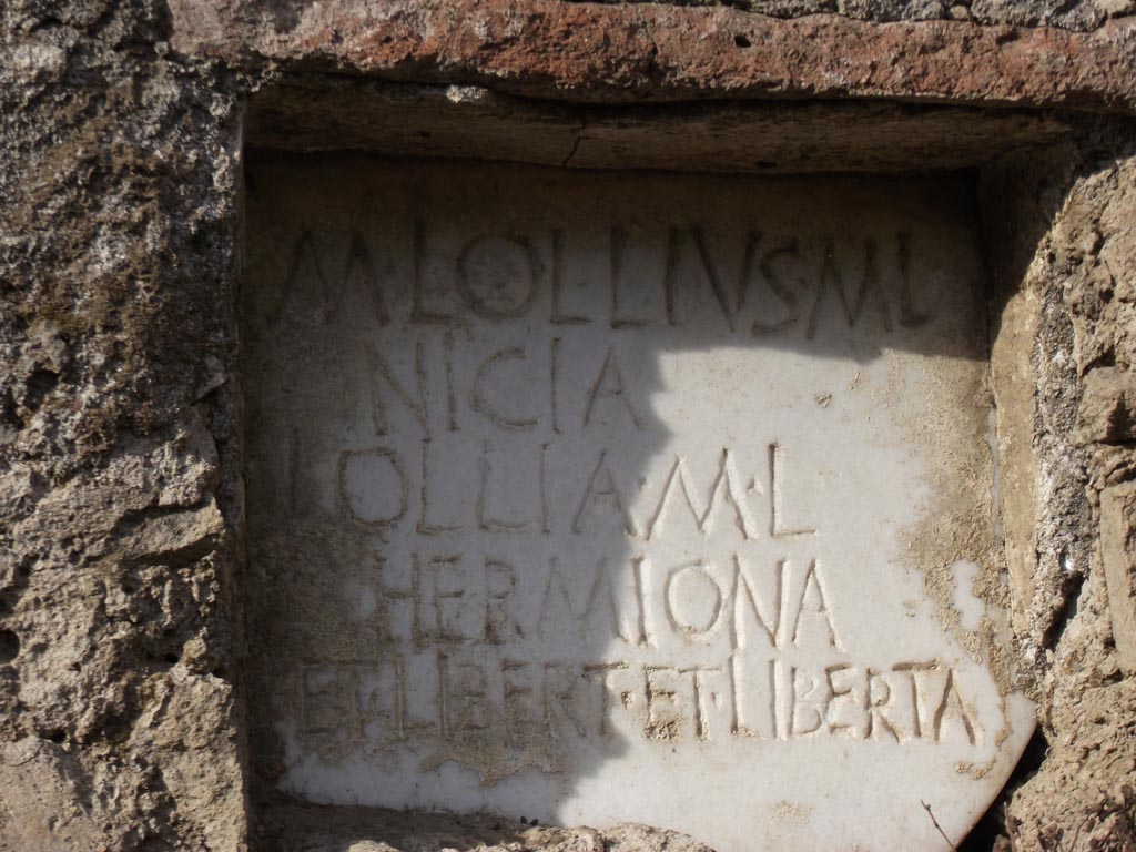 FPNI Pompeii. August 2011. Photo courtesy of Peter Gurney.
Plaque in centre of south side with inscription.
M LOLLIVS M L 
NICIA
LOLLIA M L  
HERMIONA 
ET LIBERT ET LIBERTA.