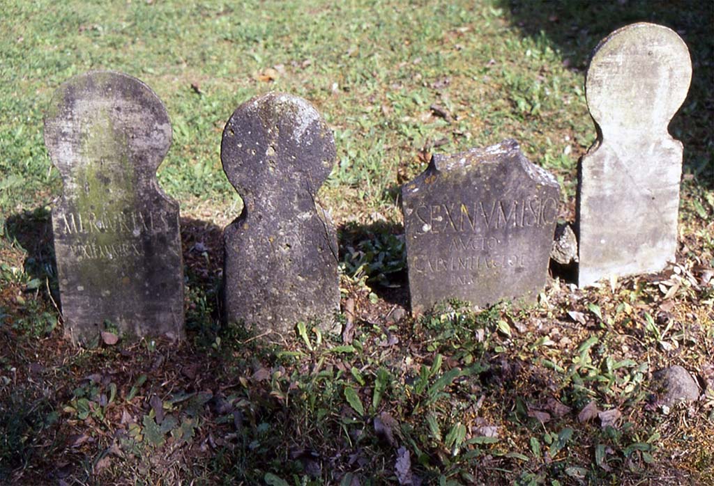 FPSB Pompeii. c.1997. Four columellae on east side of tomb.