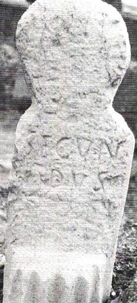 FPSD Pompeii. Inscribed male columella of Secundus.
According to D’Ambrosio and De Caro, this was the first columella in the north-east corner of the tomb area.
It had the inscription
SECVN
DVS
It was carved from a small fluted column. In front of it was a libation tube.
They are certain that Secundus was a slave.
See D’Ambrosio A. and De Caro S., 1988. Römische Gräberstraßen. München: C.H.Beck. p. 219, Taf. 37b.