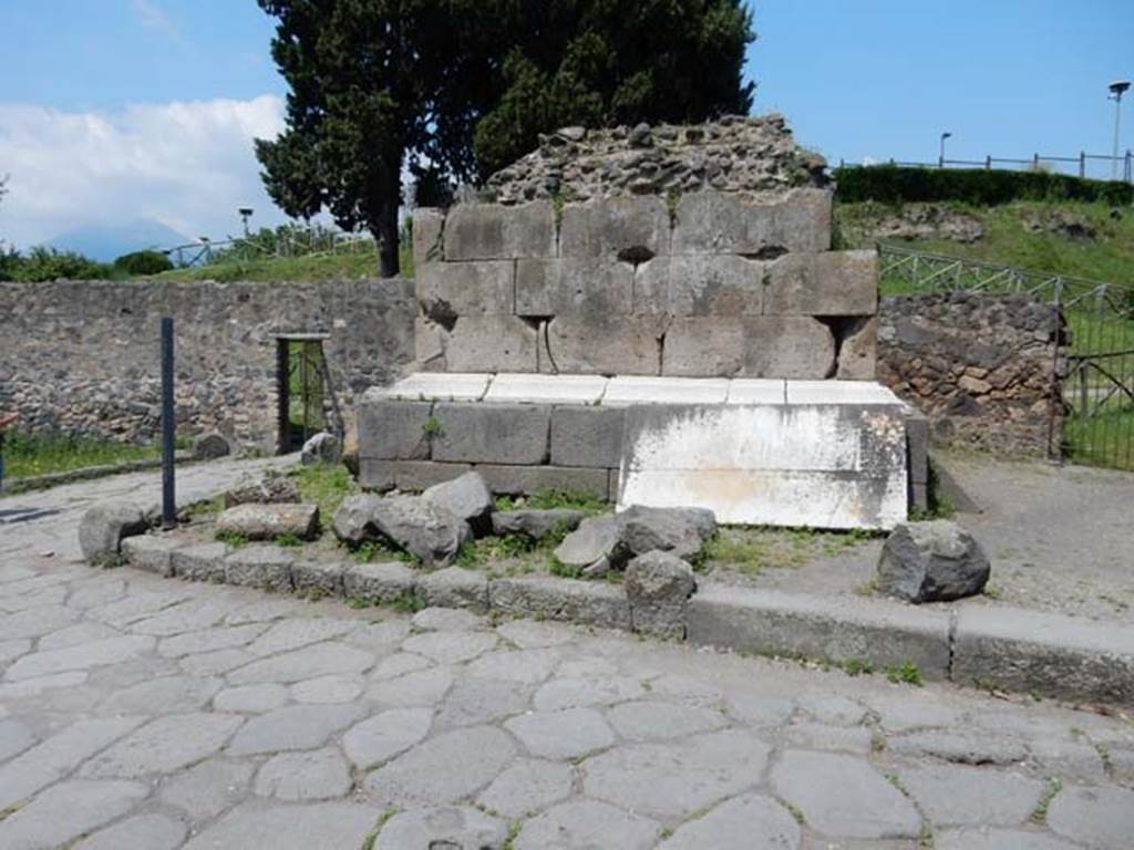 HGE01 Pompeii. May 2015. Looking east towards the unfinished tomb, Sepolcro in costruzione.  Photo courtesy of Buzz Ferebee.