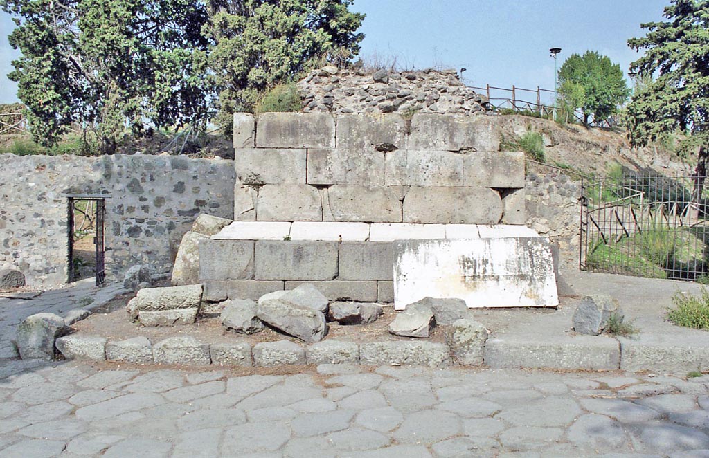 HGE01 Pompeii. October 2001. 
Looking east towards the unfinished tomb, Sepolcro in costruzione. Photo courtesy of Peter Woods.