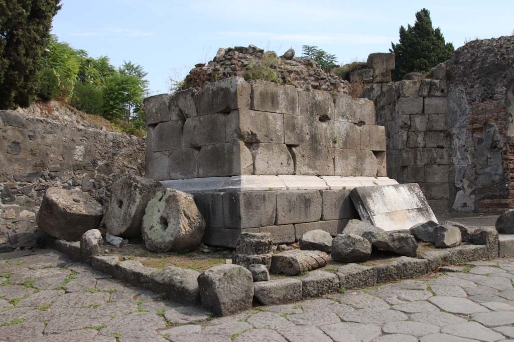 HGE01 Pompeii. September 2021. 
Looking south-east towards the unfinished tomb, Sepolcro in costruzione. Photo courtesy of Klaus Heese.