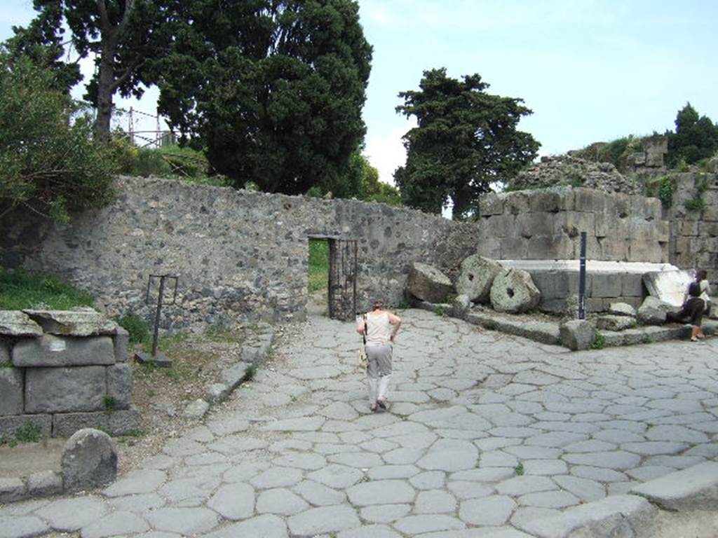 HGE03 Pompeii.  May 2006. The tomb is on the left, on the corner of Via Pomeriale, north (east) part.  
This leads from Via dei Sepolcri to the city walls and to tomb HGE02.