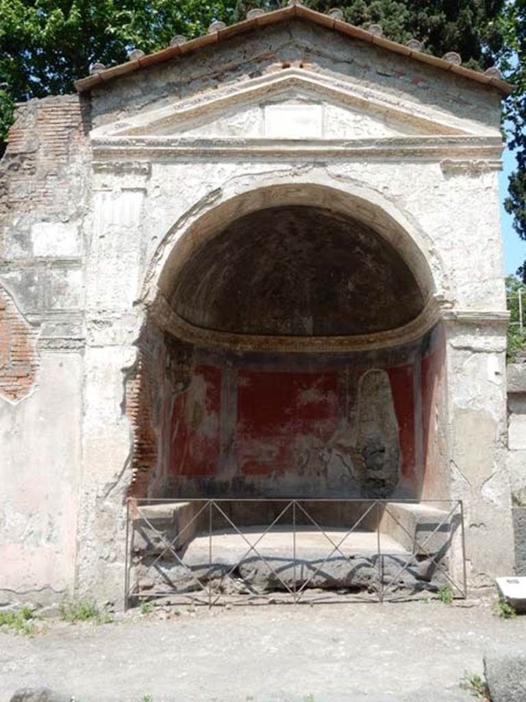 HGE09 Pompeii. May 2015. Looking east to tomb. Photo courtesy of Buzz Ferebee.