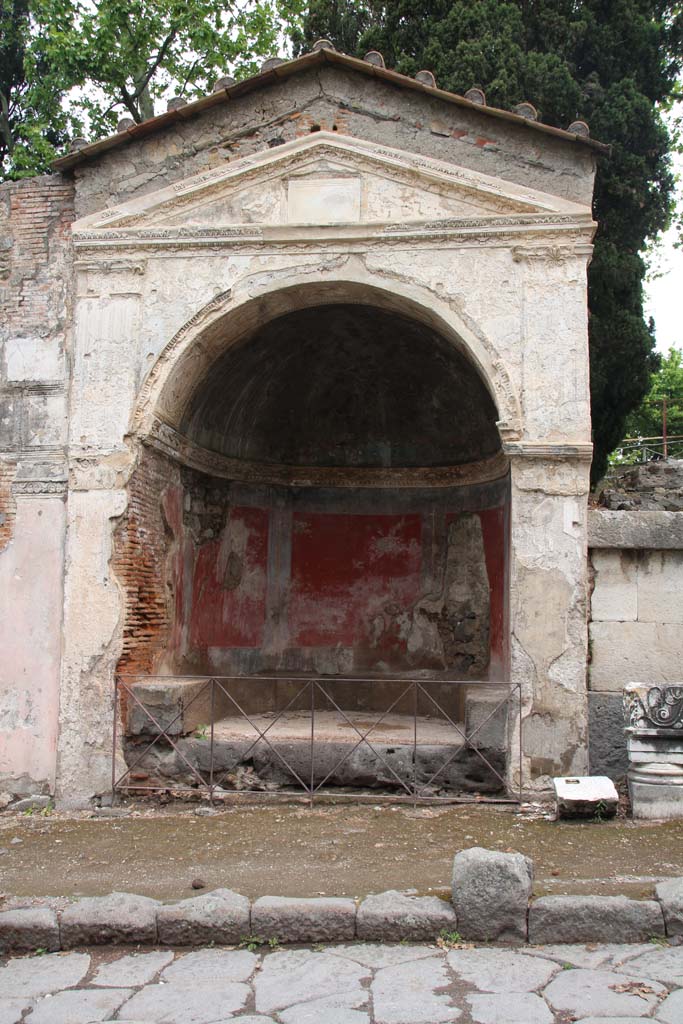 HGE09 Pompeii. April 2014. Looking towards tomb on east side of Via dei Sepolcri. 
Photo courtesy of Klaus Heese.