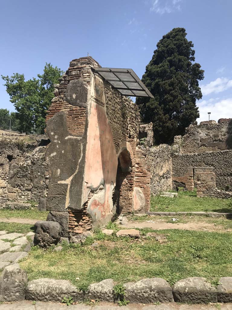 HGE14 Pompeii. April 2019. Looking east towards arch and north-east corner of shop. 
Photo courtesy of Rick Bauer.