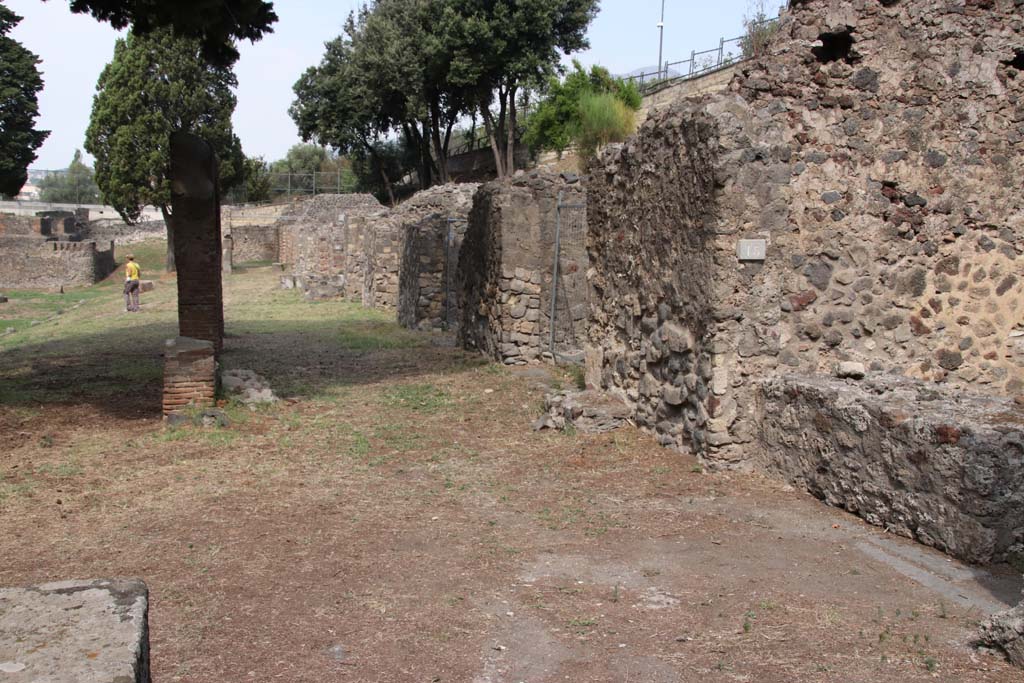 HGE16 Pompeii, on right. September 2021. 
Looking north along front facades on east side of Via dei Sepolcri. Photo courtesy of Klaus Heese.