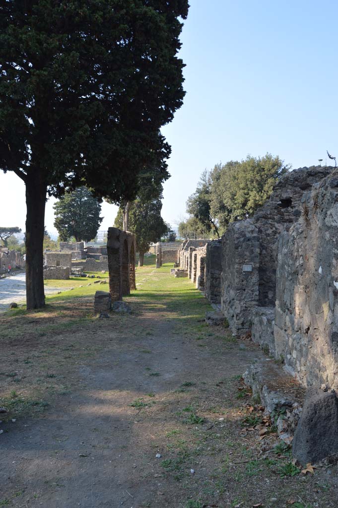HGE16 Pompeii, on right, although marked with No.15. October 2017. 
Looking north on Via dei Sepolcri.
Foto Taylor Lauritsen, ERC Grant 681269 DÉCOR.