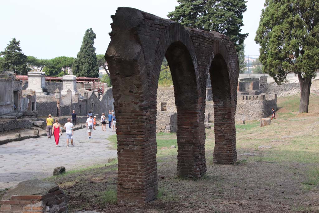 HGE16 Pompeii. September 2021. 
Looking north on east side of Via dei Sepolcri from HGE16, towards colonnade outside HGE18. Photo courtesy of Klaus Heese.