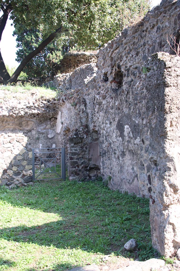 HGE17 Pompeii. October 2023. 
Looking towards south-east corner and south wall of shop-room. Photo courtesy of Klaus Heese.