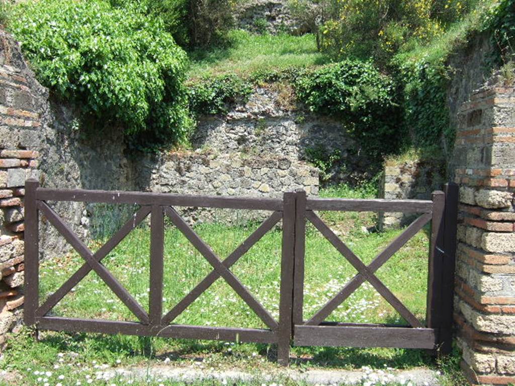 HGE21 Pompeii. May 2006. Looking east towards entrance doorway.