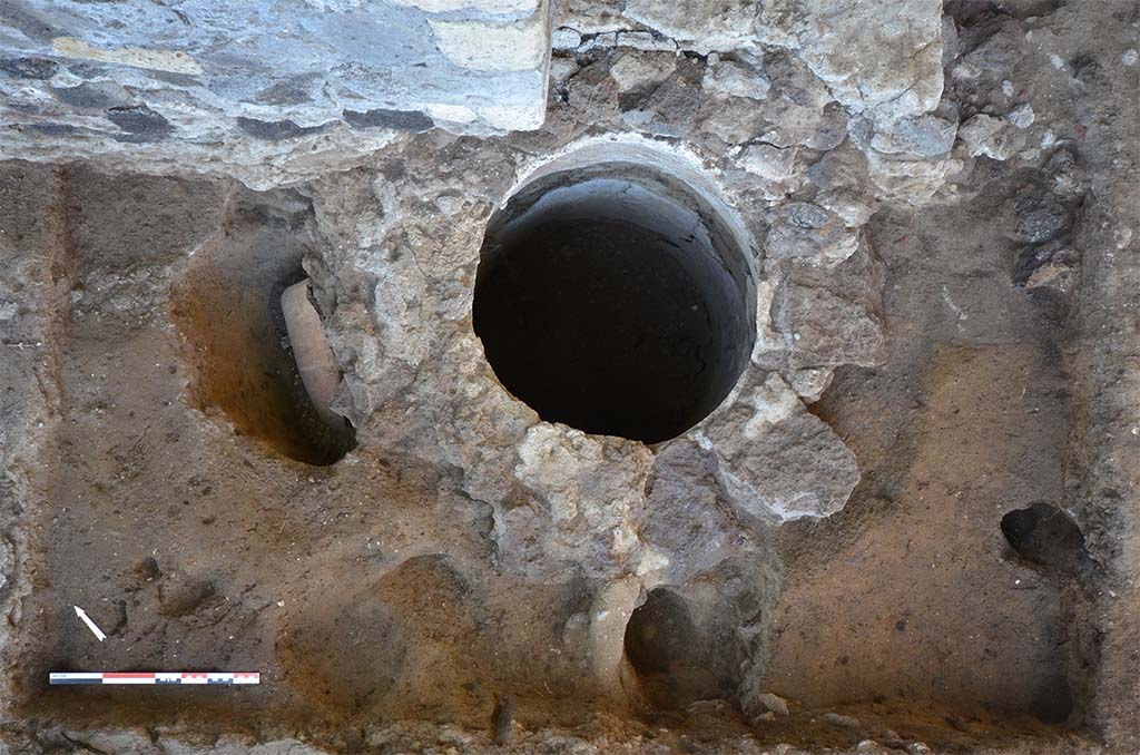 Fig. 6 - HGE29 Pompéi. La citerne et le bouchage de la brèche.  
Photo © Centre Jean Bérard.