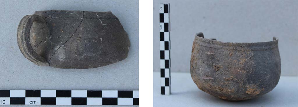 Fig. 7 - HGE29 Pompéi. Gobelets surcuits, en céramique à paroi fine mis au jour dans le remplissage des fosses de la pièce 1. 
Photo © Centre Jean Bérard.