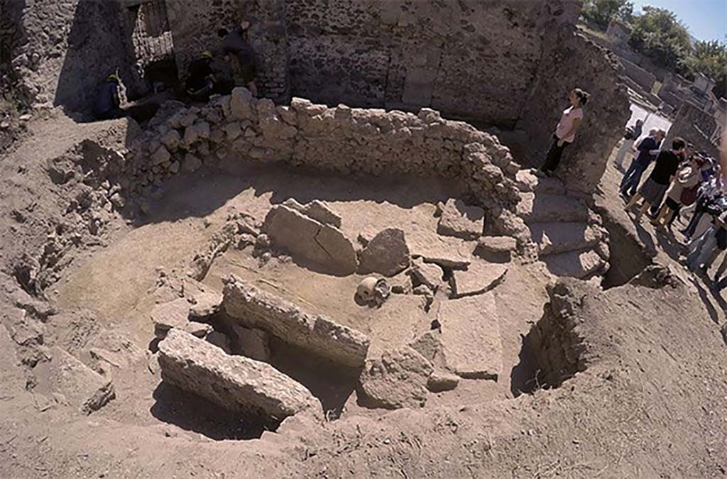 HG31A Pompeii. Tomb of a Samnite Woman. 2015. The tomb is located behind the wall of HGE30, a potter’s shop. 
Photograph © Parco Archeologico di Pompei.
